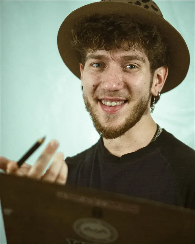 Dragoș Balan, caricaturist, cu pălărie și zâmbet larg