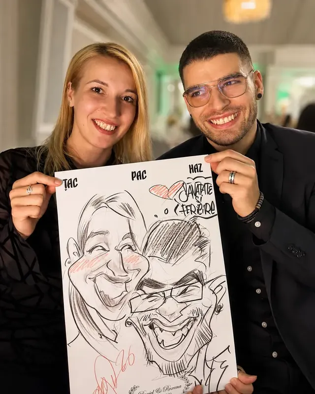 Un cuplu care își ține caricatura desenată live