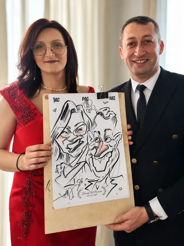 Un cuplu elegant cu caricatura lor, pusă într-o ramă