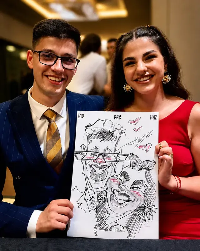 Un cuplu la nuntă, zâmbind lângă caricatura lor