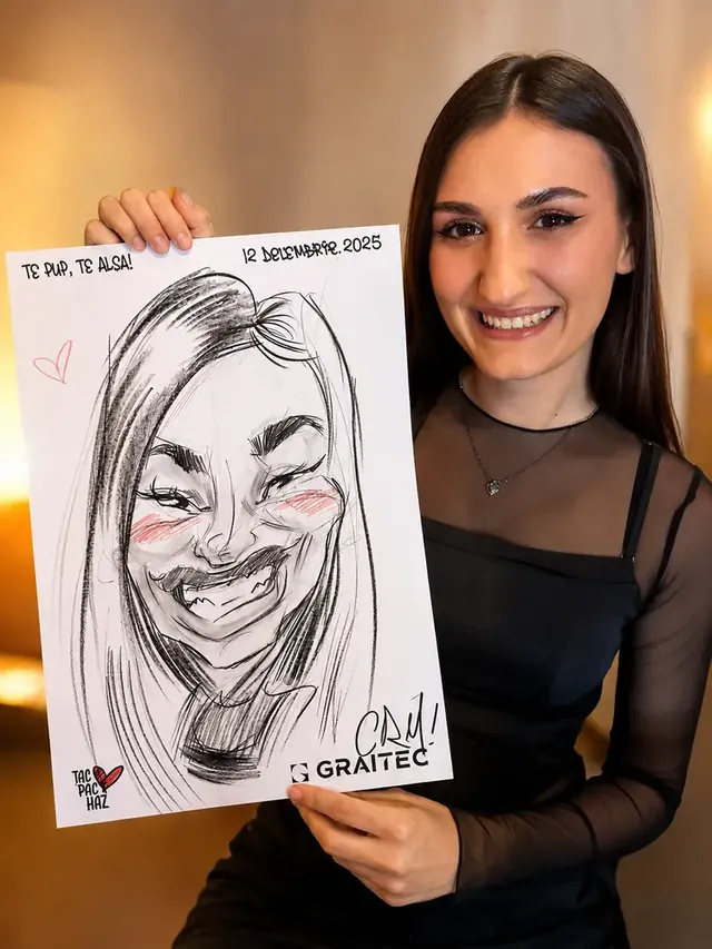 O invitată zâmbind lângă caricatura ei, desenată pe hârtie personalizată