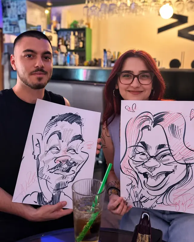 Doi tineri la bar cu caricaturile lor