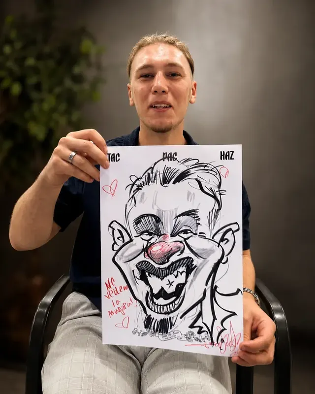 Un tânăr cu o caricatură cu nasul foarte mare