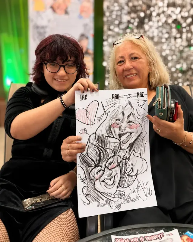 Mamă și fiică cu caricatura lor comună
