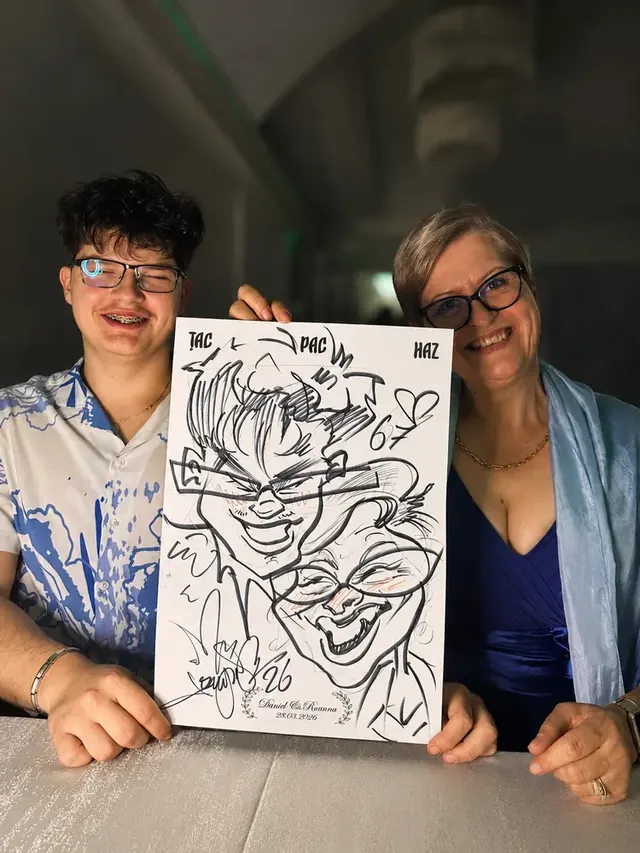 Mamă și fiu cu caricatura lor desenată live