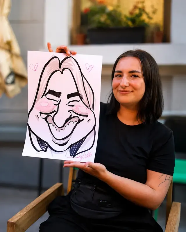 O tânără lângă caricatura ei, cu obrajii roz