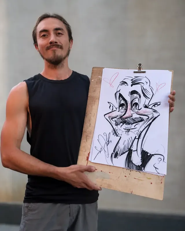 Un bărbat care își ține caricatura pe un șevalet