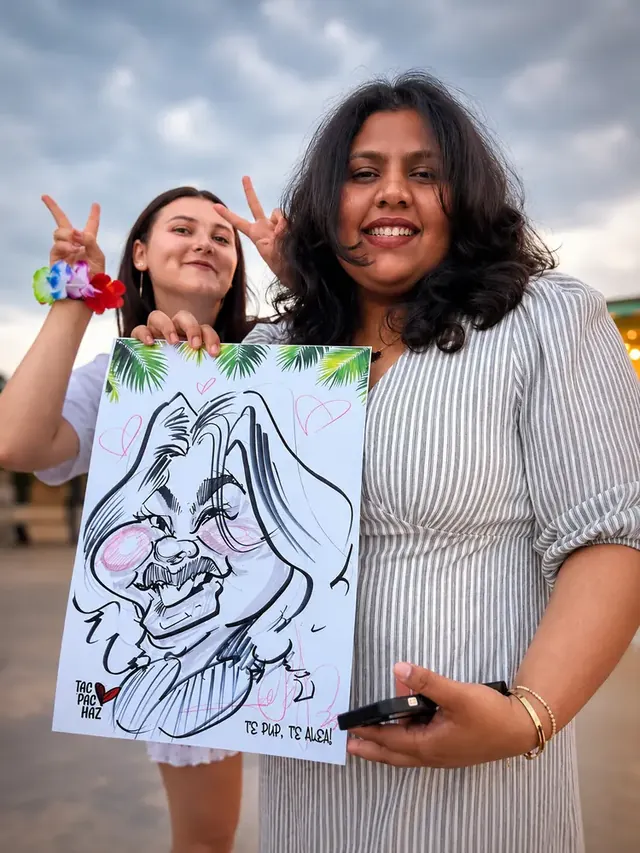 Două prietene cu o caricatură comună, pe hârtie cu frunze tropicale