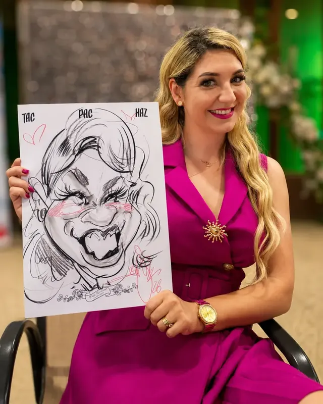 O invitată în rochie roz cu caricatura ei